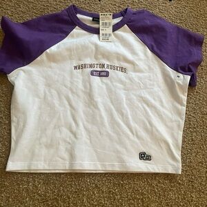 Washington Huskies cropped tee.